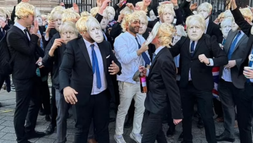 Πάρτι χλευασμού για τον Μπόρις Τζόνσον έξω από τη Ντάουνινγκ Στριτ 