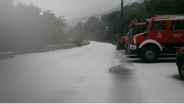 Καιρός: Η κακοκαιρία «Διομήδης» πλήττει την Κρήτη, εγκλωβισμένοι στην περιοχή του Αγίου Νικολάου, στην Κριτσά