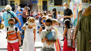 Ειδική άδεια σε δημόσιο και ιδιωτικό τομέα: Πώς θα παίρνουν άδεια γονείς παιδιών που νοσούν από κορωνοϊό, όλη η τροπολογία