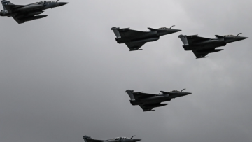 Πλάνα από αέρος δείχνουν την ιστορική πτήση των Rafale πάνω από την Ακρόπολη - Βίντεο