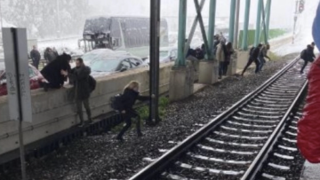 Αττική Οδός: Οδηγοί σε απόγνωση παράτησαν τα οχήματά τους και πήδηξαν στον Προαστιακό!