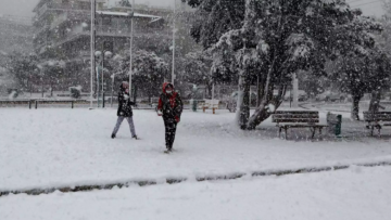 Καιρός - Κακοκαιρία Ελπίς: Συνεχίζεται και την Τρίτη η επέλαση του χιονιά, πότε θα σταματήσει η χιονόπτωση στην Αττική
