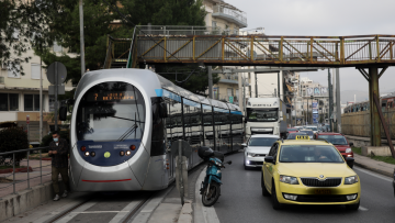 Κίνηση στους δρόμους: Μποτιλιάρισμα διαρκείας στη λεωφόρο Ποσειδώνος, έπειτα από τροχαίο - Πού «κολλάει» η κίνηση τώρα
