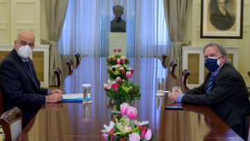 Ο Νίκος Δένδιας ενημερώνει τους εκπροσώπους των κομμάτων για ζητήματα εξωτερικής πολιτικής