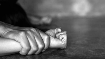 MeToo: Νέα καταγγελία για ομαδικούς βιασμούς και χρήση κοκαΐνης σε techno πάρτι στην Αθήνα