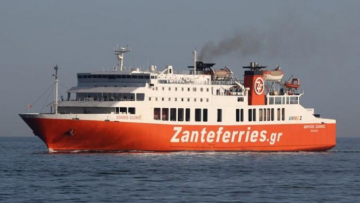 Στον όρμο της Μήλου το «Διονύσιος Σολωμός», αδυνατεί να προσεγγίσει το λιμάνι λόγω κακοκαιρίας