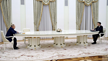 Ρωσία: Σημάδια σύγκλισης στη συνάντηση Πούτιν-Μακρόν