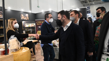 Ανδρουλάκης: Χρειαζόμαστε μακροπρόθεσμο σχέδιο αναβάθμισης των υπηρεσιών εστίασης και φιλοξενίας