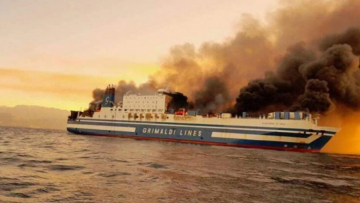 Φωτιά σε πλοίο στην Κέρκυρα: Συγκλονιστικά βίντεο-ντοκουμέντα από την επιχείρηση εγκατάλειψης του Euroferry Olympia