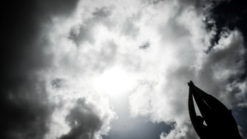 Καιρός: Νεφώσεις και υψηλές θερμοκρασίες, πολλές βροχές από Τρίτη και μετά