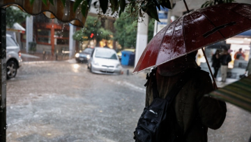 Καιρός - Λαγουβάρδος: Τσικνοπέμπτη με βροχές, ιδιαίτερη προσοχή σε Κρήτη και Δωδεκάνησα