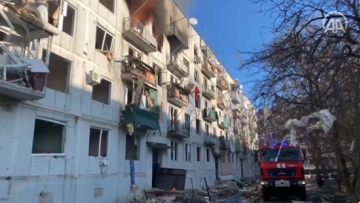 Πόλεμος στην Ουκρανία - Εικόνες χάους : Στις φλόγες μεγάλο συγκρότημα κατοικιών έπειτα από αεροπορική επίθεση