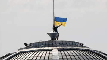 Η Ρωσία κλείνει τμήμα του εναέριου χώρου κοντά στα σύνορα και η Ουκρανία αεροδρόμια σε τρεις πόλεις