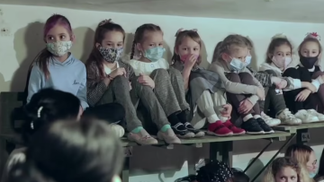 Εισβολή στην Ουκρανία: Μικρά παιδιά στοιβάζονται σε υπόγεια καταφύγια