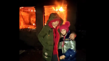 Εισβολή στην Ουκρανία - Συγκλονιστικό βίντεο: «Καλά τα κατάφερες Βλαντιμίρ» λέει μια μητέρα ενώ καίγεται το σπίτι της