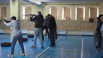 Πόλεμος στην Ουκρανία: Πολίτες μαθαίνουν πώς να χρησιμοποιούν τα όπλα στην Οδησσό (βίντεο)