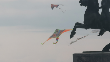 Θεσσαλονίκη: «Ξεχύθηκαν» σε λόφους, δάση και πλατείες για να πετάξουν χαρταετό - Δείτε φωτογραφίες