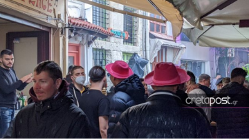 Μασκαρεμένος άνδρας αυνανιζόταν στο κέντρο του Ρεθύμνου