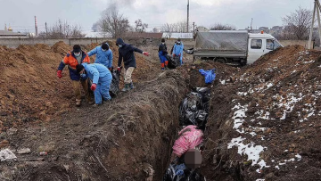 Πόλεμος στην Ουκρανία: Η Μαριούπολη θάβει τους νεκρούς της σε ομαδικούς τάφους