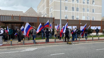 Διαδήλωση υπέρ του πολέμου και του Πούτιν έξω από την πρεσβεία της Ρωσίας στη Λευκωσία