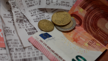 ΑΑΔΕ: Eπιχειρήσεις εστίασης «ξεχνούν» να κόψουν αποδείξεις για αγορές μέσω πλατφόρμας