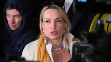 Μαρίνα Οβσιάνικοβα: Παραιτήθηκε η δημοσιογράφος που εισέβαλε με πλακάτ στη ρωσική κρατική τηλεόραση