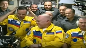 Ρώσοι κοσμοναύτες εμφανίστηκαν στο Διεθνή Διαστημικό Σταθμό ντυμένοι στα χρώματα της ουκρανικής σημαίας - Δείτε βίντεο