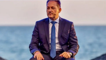 Ο Στέλιος Πέτσας στηρίζει τις δράσεις για τα αδέσποτα: «Χτίζουμε ένα καλύτερο αύριο για τα ζώα συντροφιάς»