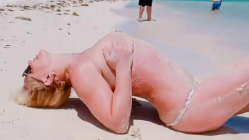 Μπρίτνεϊ Σπίαρς: Παίζει γυμνόστηθη στην άμμο και το προσωπικό της την... απολαμβάνει - Δείτε βίντεο