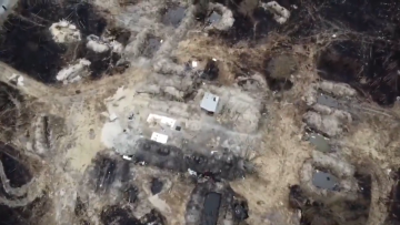 Πόλεμος στην Ουκρανία: Εικόνα από drone δείχνει τα χαντάκια που έσκαψαν οι Ρώσοι κοντά στο Τσέρνομπιλ