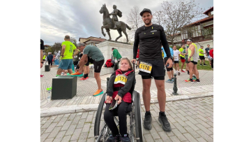 Πέλλα: Ο Μάριος γίνεται... τα πόδια της Ελευθερίας και τρέχουν μαζί στο Διεθνή Μαραθώνιο «Μέγας Αλέξανδρος»