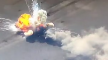 Πόλεμος στην Ουκρανία: Καρέ - καρέ η καταστροφή ρωσικού τανκ από επίθεση ουκρανικού πυραύλου