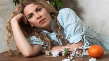 Η Βιολέτα Ίκαρη κυκλοφόρησε το νέο της τραγούδι με τίτλο «Φύσα αέρα τα πανιά»