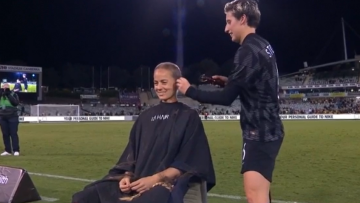  Αυστραλή ποδοσφαιρίστρια ξύρισε το κεφάλι της αφού συγκέντρωσε χρήματα για έρευνα για τον καρκίνο - Δείτε βίντεο 