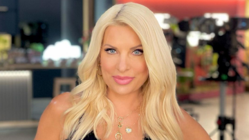 Η Ελένη Μενεγάκη επέστρεψε μαυρισμένη από τις διακοπές του Πάσχα