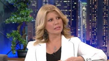 Ζήνα Κουτσελίνη: «Ο πατέρας μου μαχαίρωσε με φαλτσέτα τη μάνα μου, θα τη σκότωνε μπροστά μου»