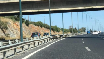 Σοκαριστικό τροχαίο: Σταμάτησε στη ΛΕΑ για να μιλήσει στο κινητό και σκοτώθηκε μπροστά στη γυναίκα του