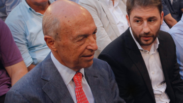 Χαμόγελα στην Τρικούπη για την ψήφο εμπιστοσύνης του Σημίτη στον Ανδρουλάκη