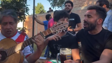 Βίντεο: Ο θρύλος της Μπόκα, Κάρλος Τέβες τραγουδάει με κιθαρίστα οπαδό της Ρίβερ