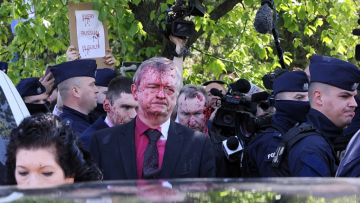 Επίθεση με μπογιά σε πρεσβευτή στη Βαρσοβία - Ρωσία: «Όχι, δεν θα κλείσουμε την πρεσβεία»