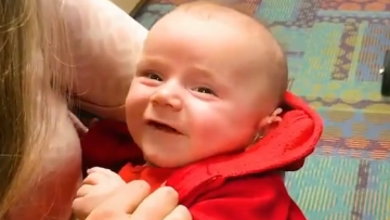 Βίντεο: Κωφά μωράκια ακούνε για πρώτη φορά τη φωνή της μαμάς τους - Δείτε τις αντιδράσεις τους