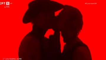 Eurovision 2022: Ο τραγουδιστής του Σαν Μαρίνο φίλησε τον κιθαρίστα του