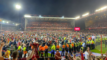 Οι πανηγυρισμοί των φίλων της Νότιγχαμ και ο Μιλτιάδης Μαρινάκης με την ελληνική σημαία - Δείτε βίντεο