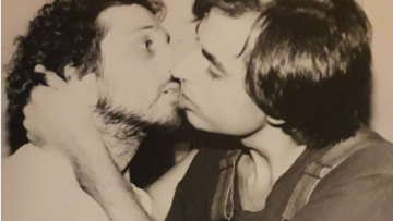 Σπύρος Μπιμπίλας: Εδωσε ένα από τα πρώτα γκέι φιλιά στο ελληνικό θέατρο