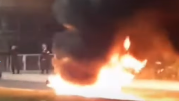 Πάτρα: Σοβαρό τροχαίο με τραυματισμό - Δείτε βίντεο με τη μηχανή να τυλίγεται στις φλόγες