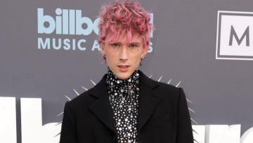 Μασίν Γκαν Κέλι: Ποζάρει γυμνός στο Instagram για να προωθήσει τη νέα του ταινία