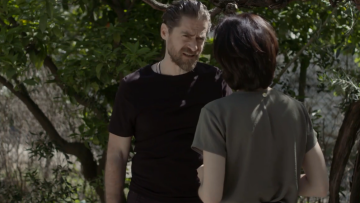 Σασμός: Η Καλλιόπη στέκεται δίπλα στο Μαθιό, που βλέπει τον εφιάλτη της αποκάλυψης να πλησιάζει