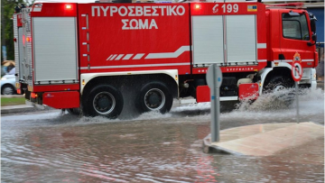 Κακοκαιρία «Genesis»: Πυροσβέστες απεγκλώβισαν χειριστή εκσκαφέα στη Βόλβη