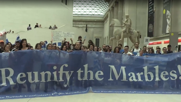 Λονδίνο: «Να επιστραφούν τα Γλυπτά του Παρθενώνα» φώναζαν διαδηλωτές έξω από το Βρετανικό Μουσείο
