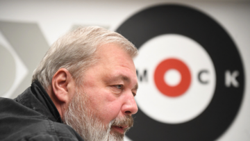 Ντμίτρι Μουράτοφ: Ο Ρώσος δημοσιογράφος πουλάει το μετάλλιο του Νόμπελ Ειρήνης για τα προσφυγόπουλα της Ουκρανίας